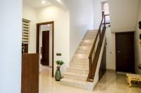 The stair with the powder room below the landing. The mother's bedroom is on the left.